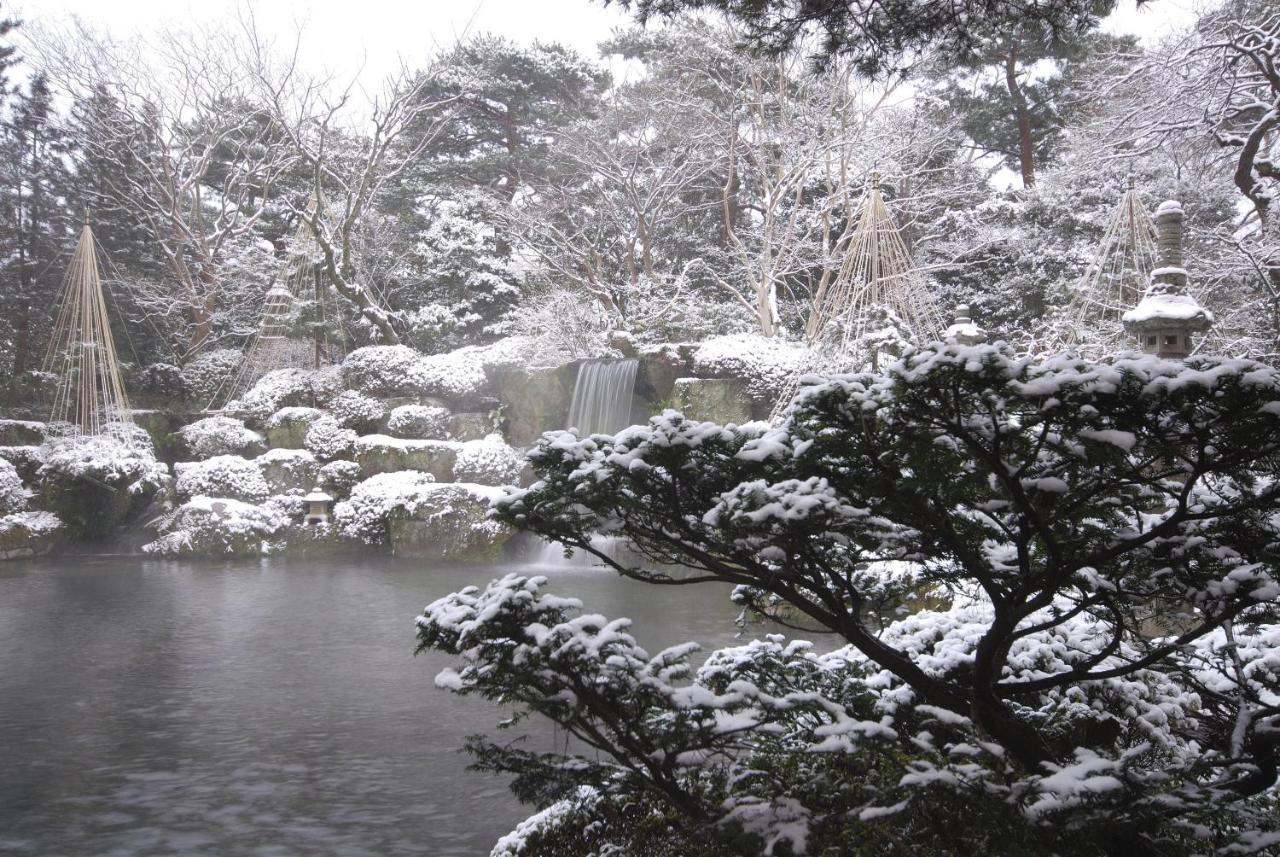 Suimeikan Gero Kültér fotó A view of the park in winter