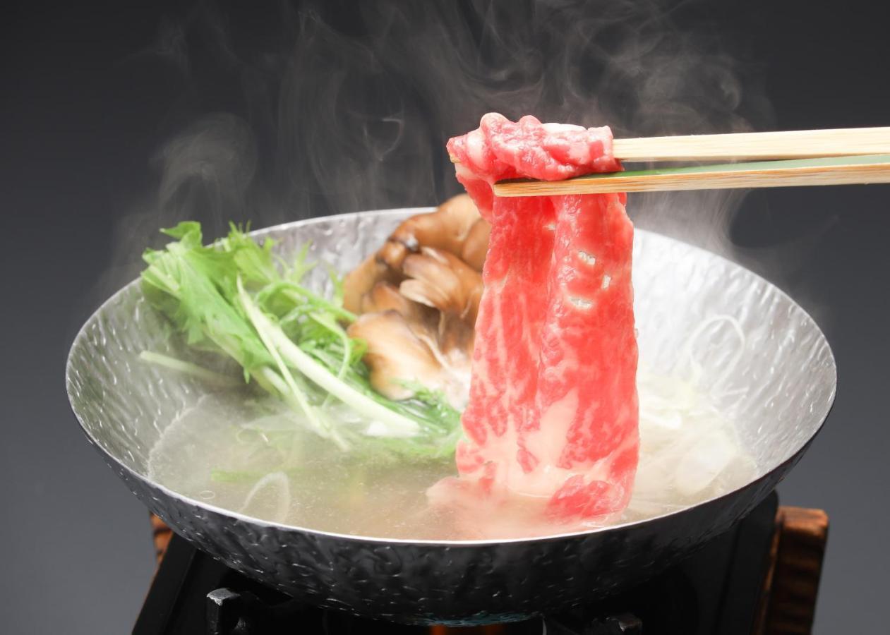 Suimeikan Gero Kültér fotó A piece of Kobe beef being cooked in a pot