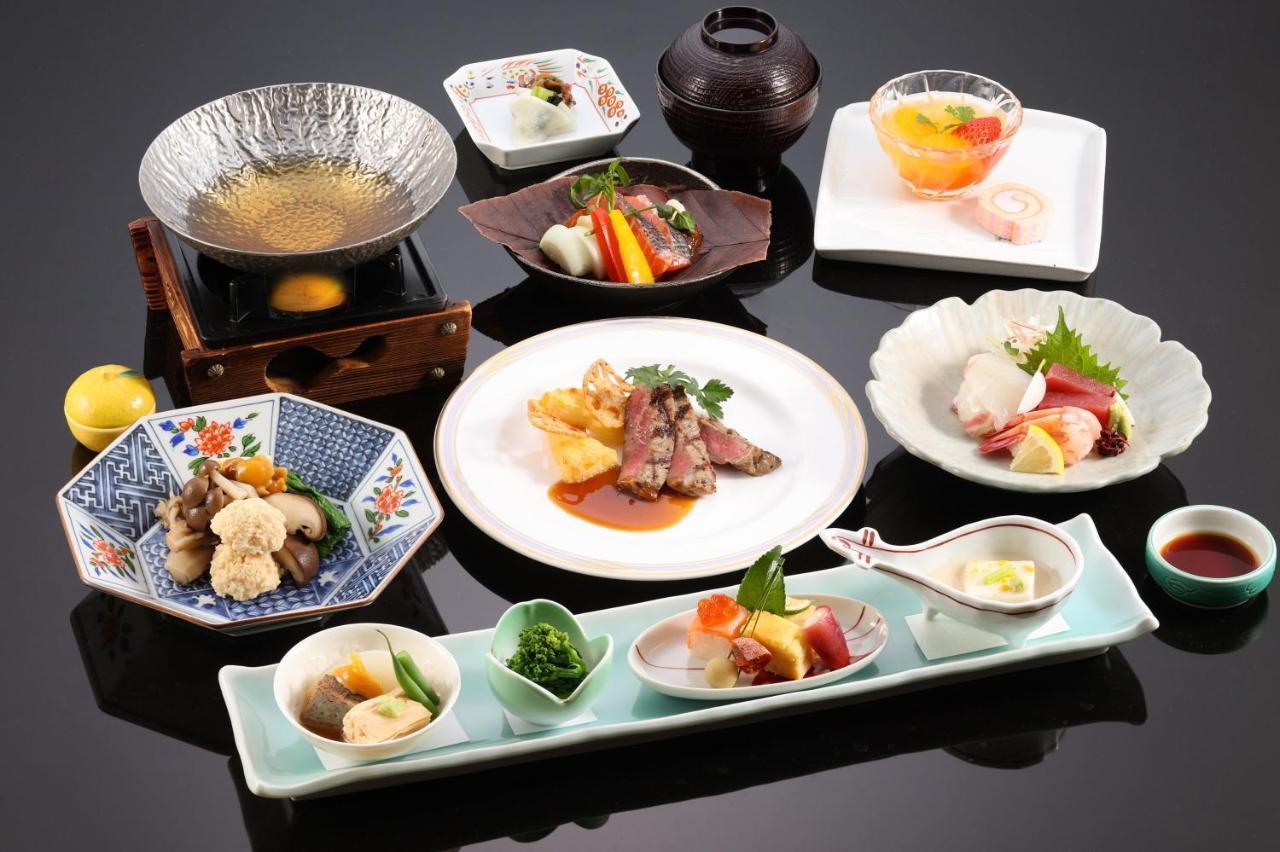 Suimeikan Gero Kültér fotó A selection of Japanese cuisine