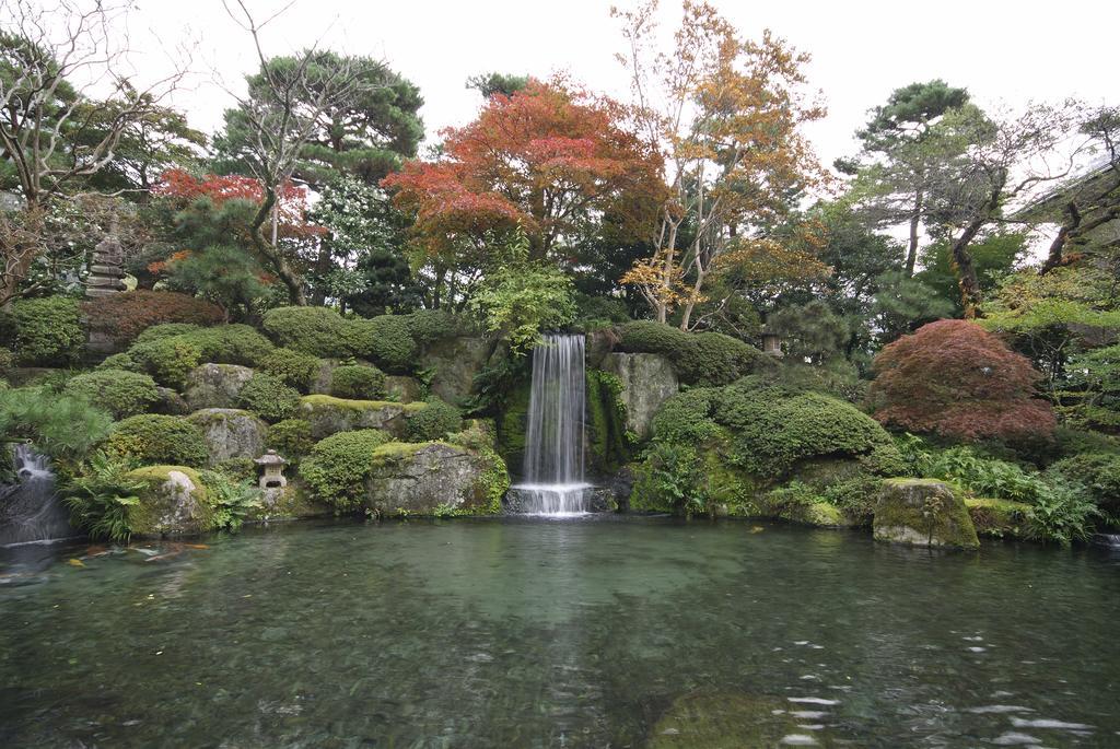 Suimeikan Gero Kültér fotó A waterfall in the garden