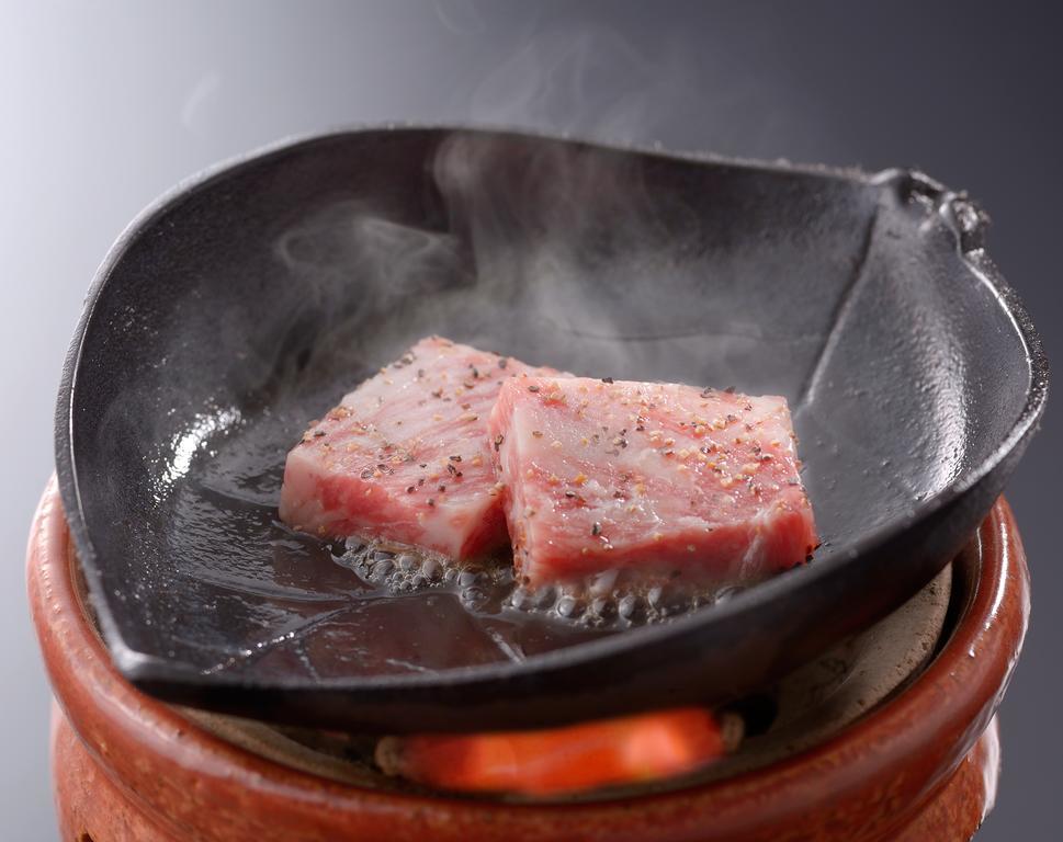 Suimeikan Gero Kültér fotó Cooking with a kamado