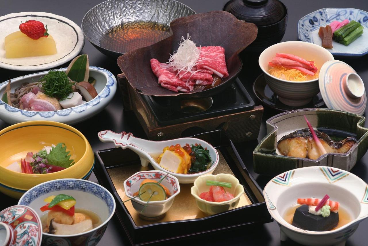 Suimeikan Gero Kültér fotó A selection of Japanese cuisine