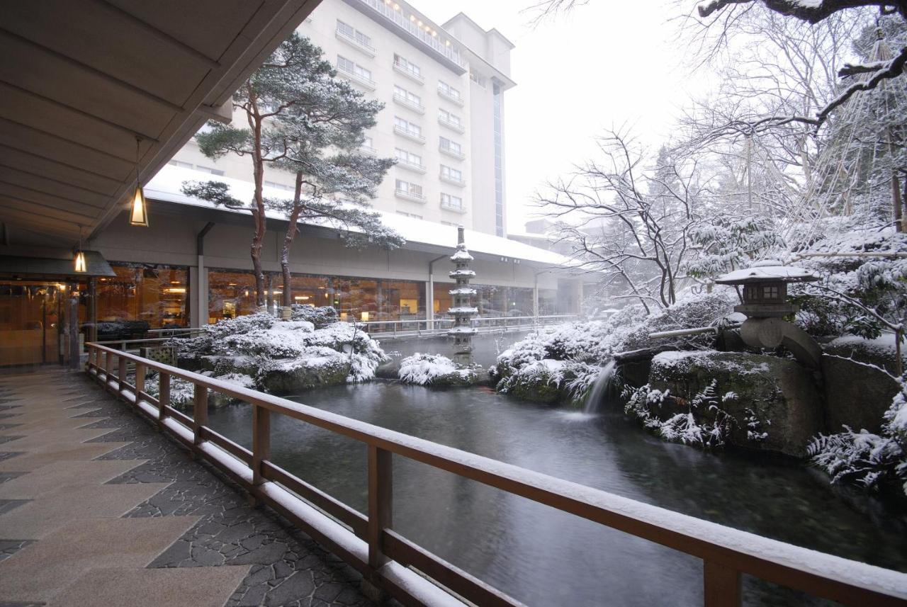 Suimeikan Gero Kültér fotó A view of the outdoor onsen at the hotel